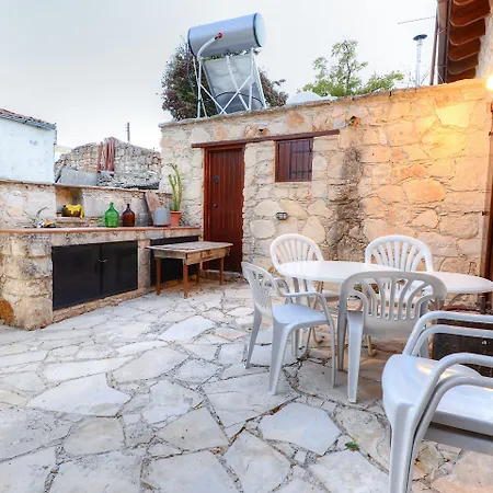 Komi House By Trulycyprus 게스트하우스 3*